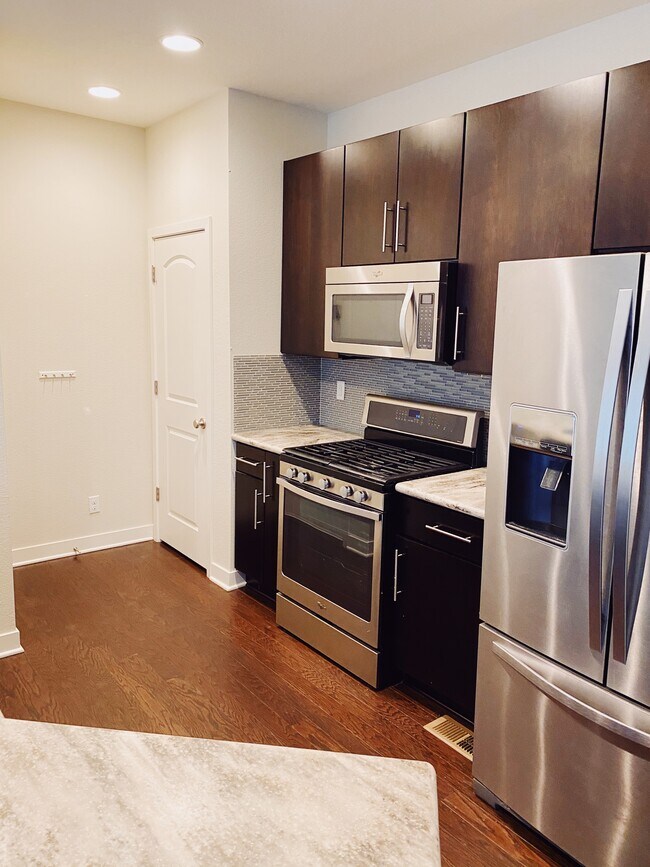 Kitchen - 8500 Redpoint Way