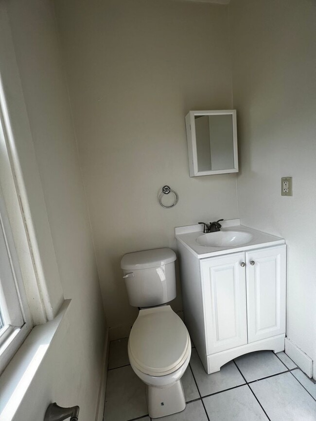 Building Photo - Beautiful 4 Bedroom 1.5 Bath in Marietta !