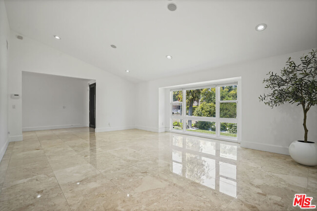 Building Photo - 16544 Park Ln Dr