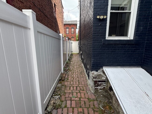 Building Photo - Modern Rental - Southside