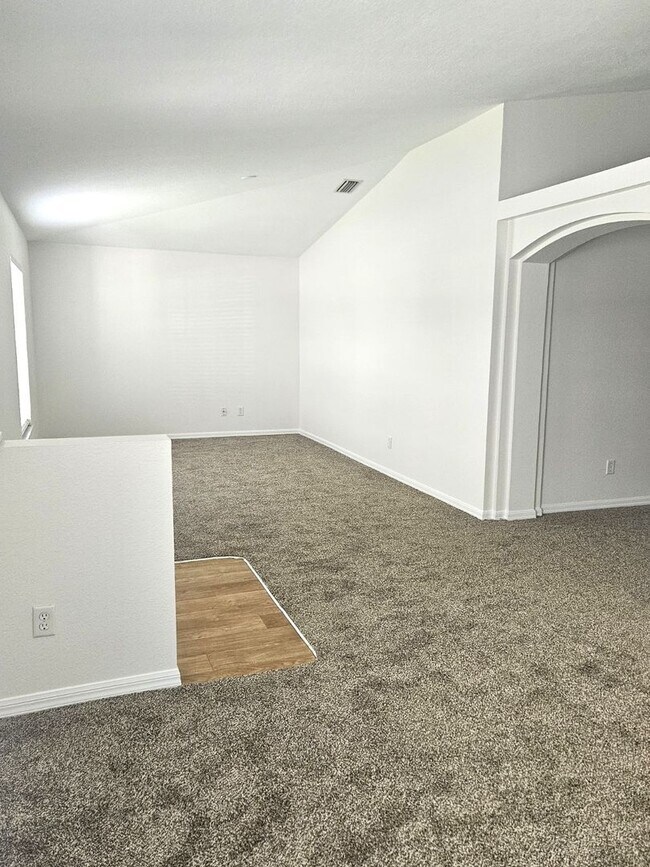 Building Photo - 25173 Mercedes Dr