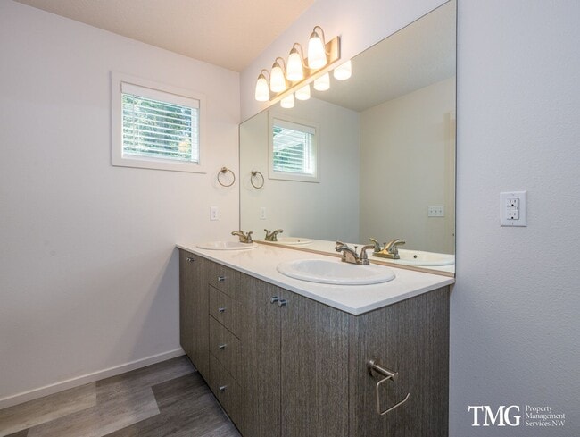 Building Photo - Centrally Located Townhome with Attached G...