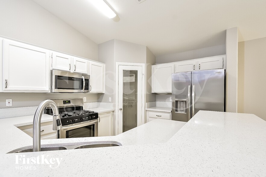 Building Photo - 7841 Olympus Ave