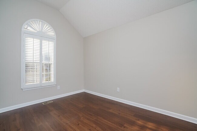 Building Photo - 524 Summit Way