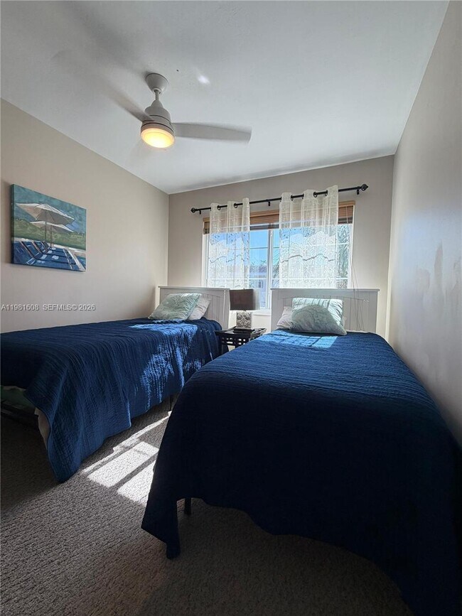 Building Photo - 1832 Sunny Dr