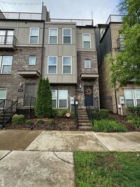Building Photo - Stunning Townhome With Skyline Views!