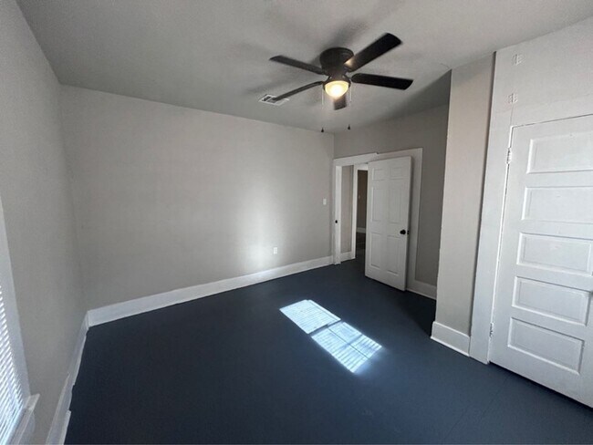 Building Photo - 1710 W 15th St