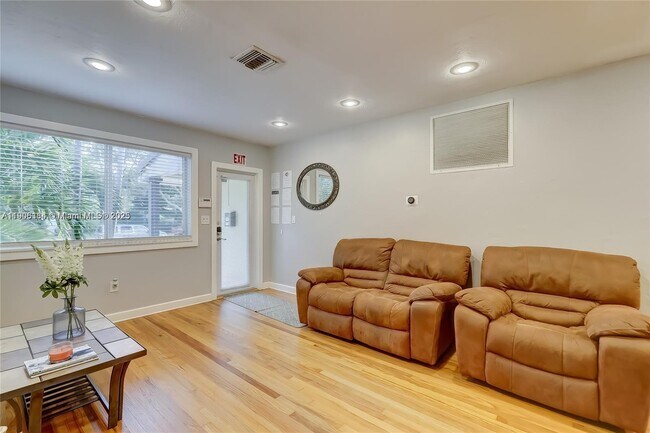 Building Photo - 1637 Cleveland St