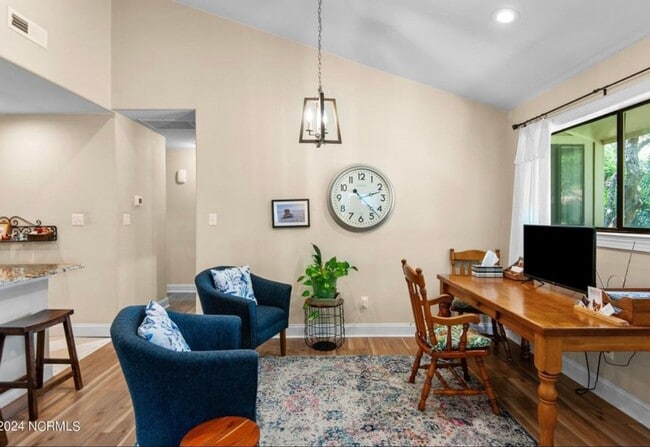 Building Photo - Exquisite One Level Townhome Quarterdeck Townes 2x2 Riverbend