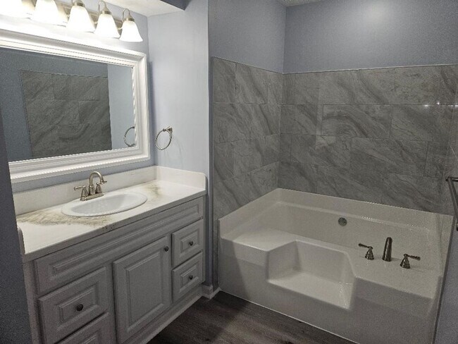 Building Photo - FOR RENT in NORTH COLUMBUS - Double Churches Area - Available Now!