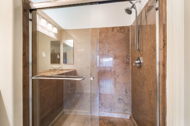 Building Photo - 4 bedroom home, 4 bathrooms,  with a fully self  contained casita with a 3 car garage