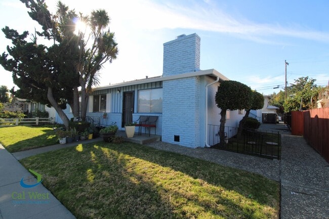 Building Photo - $2,095 1 Bedroom 1 Bath Upstairs Apartment in 4 Plex