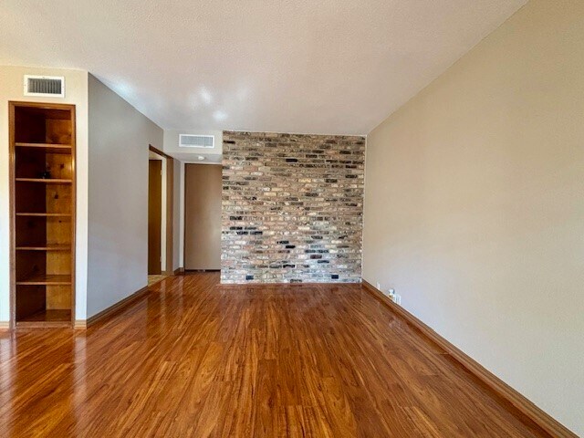 Building Photo - 2201 Fountain View Dr