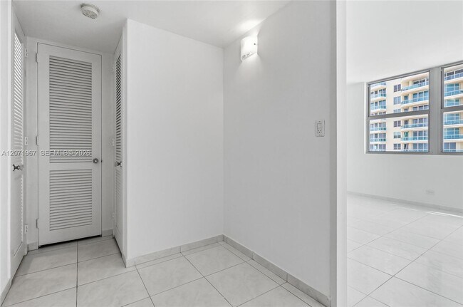 Building Photo - 5055 Collins Ave
