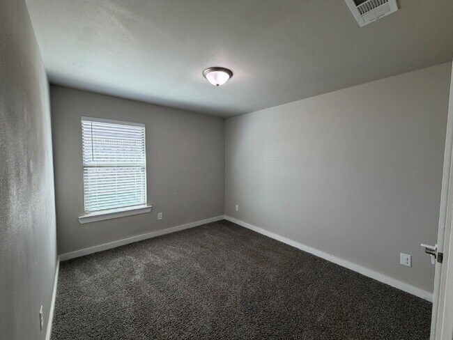 Building Photo - Beautiful 4 Bedroom 2 Bath Home in Wollforth!