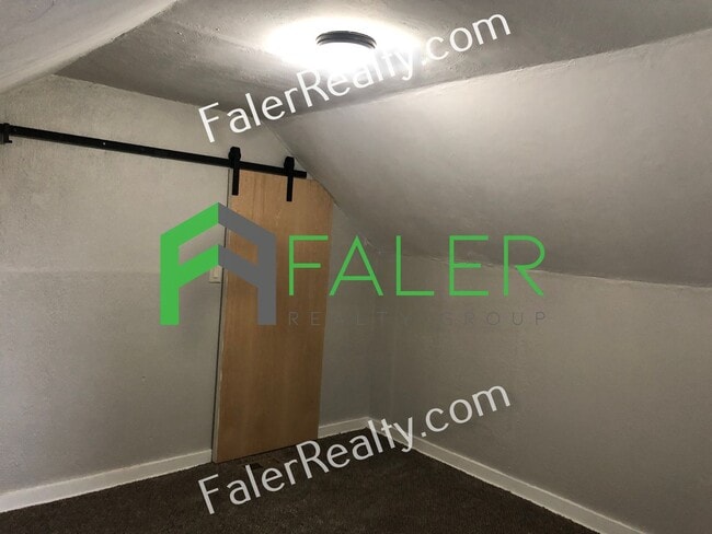 Building Photo - Huge Yard and Charming Home!