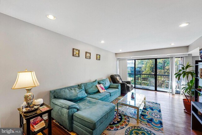 Building Photo - 9743 Kings Crown Ct