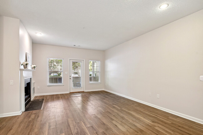 Living room - 1712 Lake Shore Crest Dr