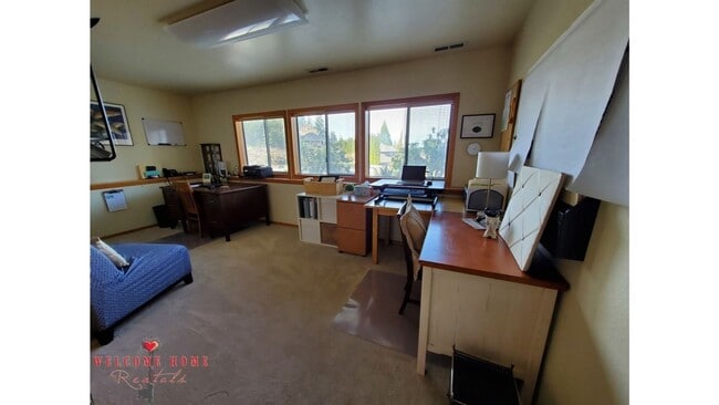 Building Photo - HUGE 5-BEDROOM home with separate BONUS ROOM for rent!!  Large fenced yard!!!