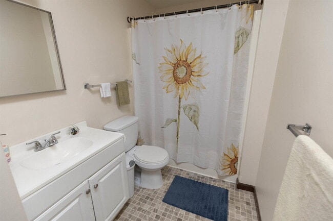 Building Photo - 2 Bedroom Duplex with Attached Garage $105...