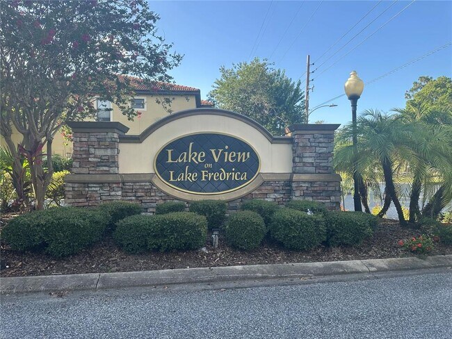 Building Photo - 2541 Oak Park Way