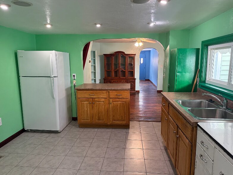 Building Photo - 1307 Bingham St