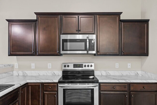 Building Photo - Marshall Farms Townhome Near Piney Green
