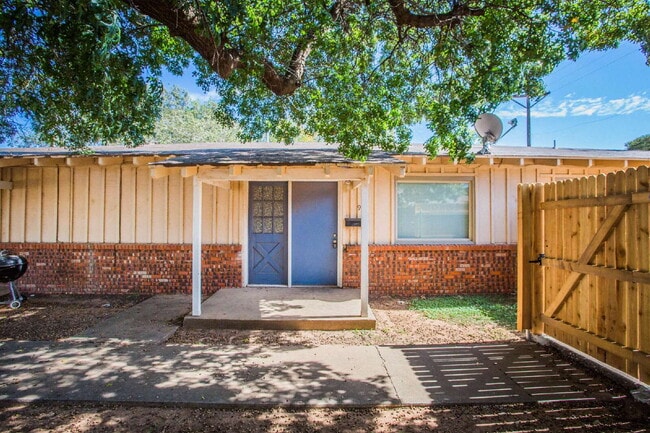 Building Photo - Comfy 2 bed 1 bath home!