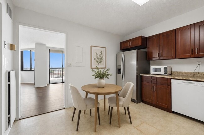 Building Photo - 226 Harmon Cove Tower