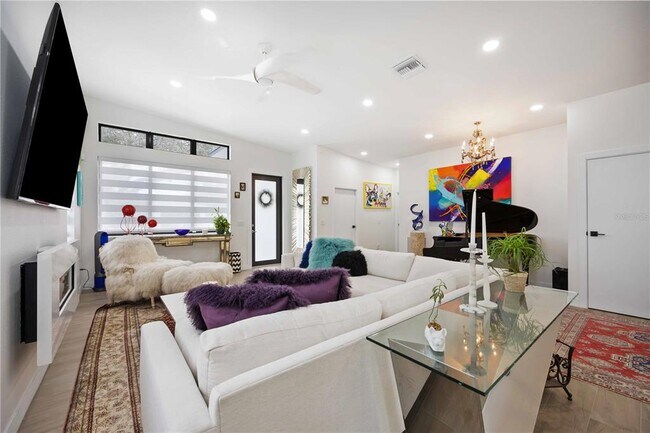 Building Photo - 7520 N Coolidge Ave