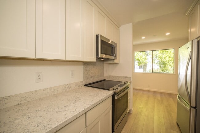 Building Photo - Completely Remodeled 2 Bed, 2 Bath Condo in Desirable Greenhouse Complex!