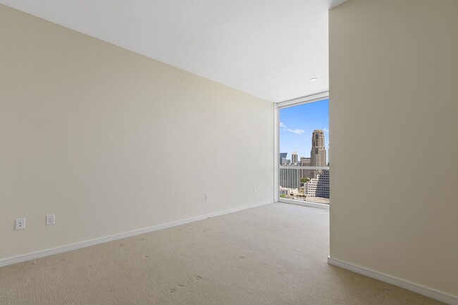 Building Photo - 10 Terminus Luxury 2 Bedroom Condo in Hear...