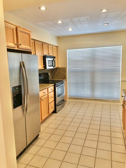 Building Photo - 1194 Hillsboro Mile