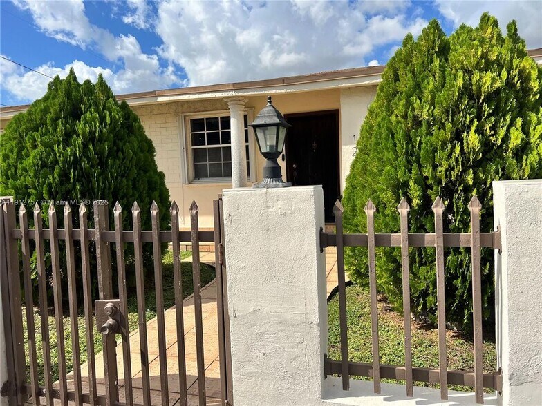 Building Photo - 120 SW 68th Ave