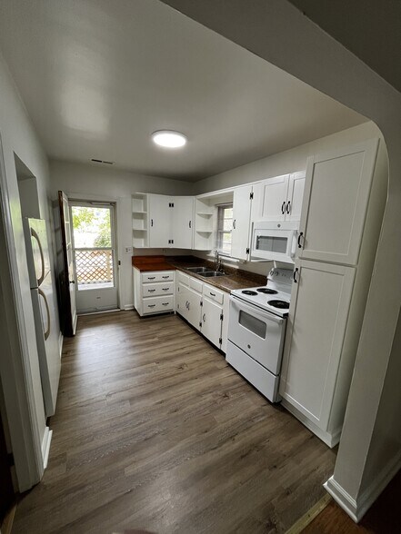 Building Photo - 5025 Sunnyside Ave