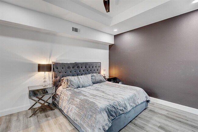 Building Photo - 5006 Golden Forest Dr