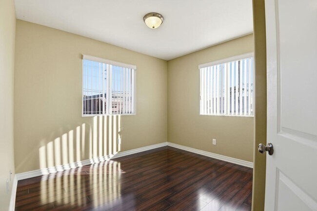 Building Photo - 1614 W 39th Pl