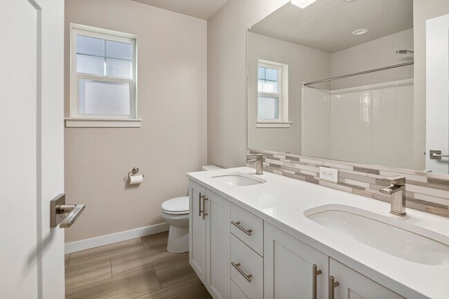 Building Photo - Stunning 3BD/3BATH Home in the Heart of Hi...