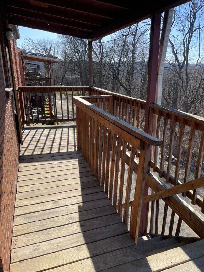 Building Photo - Spacious 1 Bedroom Apartment with Garage Space in the heart of Bellevue!