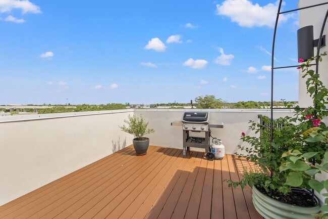 Building Photo - 320 15th St N