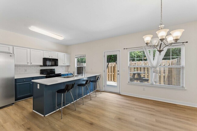Building Photo - 553 Rosedale Ave