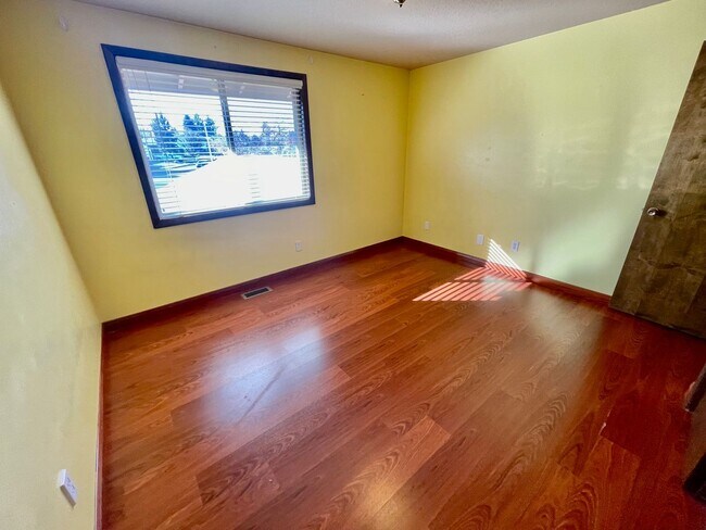 Building Photo - Sprawling 5bd/3bath Split-Level Home | Sto...