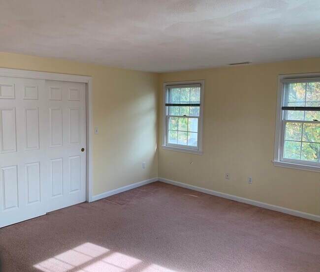 Building Photo - 322 Lowell St