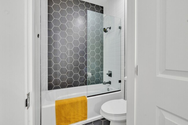 Building Photo - 433 E Tamarack Ave