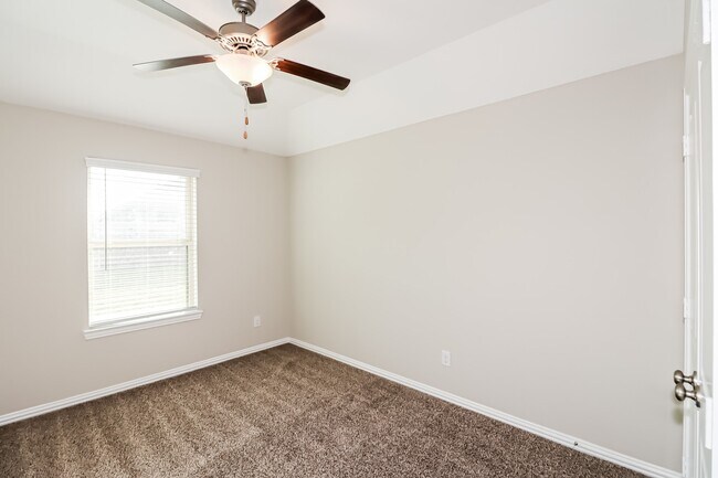 Building Photo - 1648 Breezewood Dr