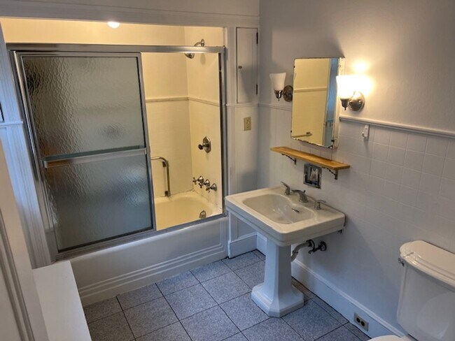 Building Photo - 66 Main St