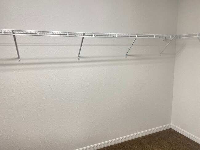 Building Photo - Large 4 Bedroom Rental!