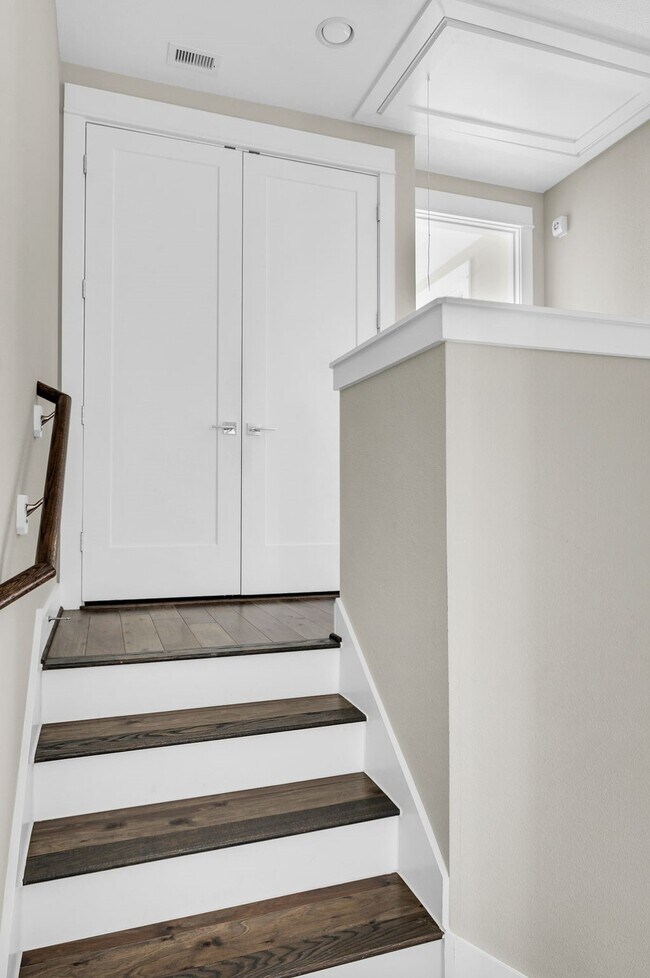 Building Photo - 806 Thornton Rd