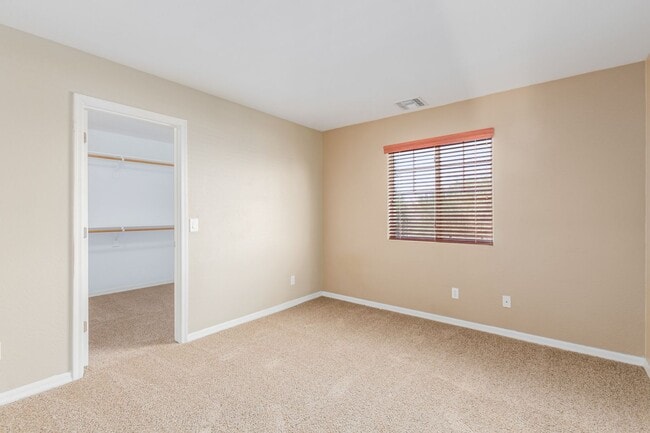 Building Photo - Spacious 4 bedroom home with full bath and...