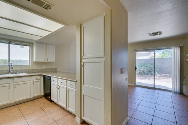 Building Photo - SUMMERLIN, SPACIOUS, 4 BED HOME WHITH A LARGE BACKYARD